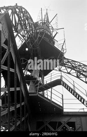 Blick zur Spitze des Eiffel mit Hakenkreuz-Flagge, Parigi 1940. Vista sulla cima della Torre Eiffel con bandiera della svastika, Parigi 1940. Foto Stock