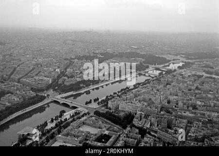 Blick vom Eifelturm über Paris und die Seine, die Brücken von Links nach rechts der Pont de l'Alma, Pont des Invalides, Pont Alexandre III, dazwischen der Grand Palais und im Dunst der Hügel Montmartre, 1940. Vista dalla Torre Eiffel su Parigi e la Senna, i ponti da sinistra a destra il Pont de l'Alma, Pont des Invalides, Pont Alexandre III, tra il Grand Palais e nella foschia della collina di Montmartre, 1940. Foto Stock