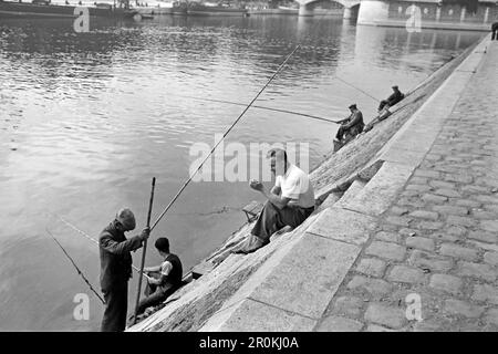 Pescatore an der Seine, Parigi 1940. Pescatori sulla Senna, Parigi 1940. Foto Stock