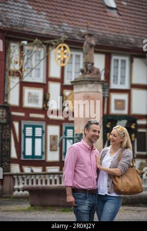 Couple gode di una passeggiata attraverso la città vecchia di Altstadt, Bad Orb, Spessart-Mainland, Assia, Germania Foto Stock