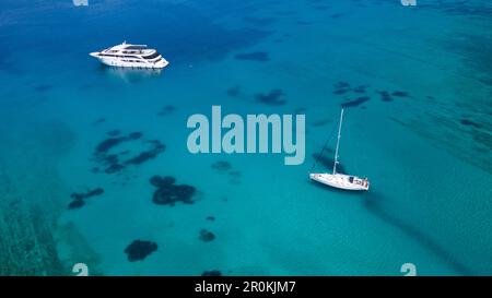 Aereo della nave da crociera MS Romantic Star (Reisebüro Mittelthurgau) e barca a vela in acque turchesi, vicino a Kor?ula, Dubrovnik-Neretva, Croazia Foto Stock