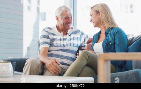 Grazie per avermi visitato, caro mio. una giovane donna che si diverte a prendere un caffè con suo padre a casa. Foto Stock