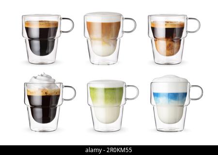 Caffè e tè Matcha in un set di tazze di vetro trasparente. Isolato su sfondo bianco. Foto Stock