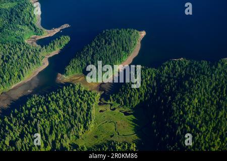 Vista aerea della costa lungo il tragitto da Ketchikan ai fiordi di Misty, vicino a Ketchikan e al Monumento nazionale dei fiordi di Misty, alla foresta nazionale di Tongass, Foto Stock