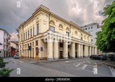 Bra, Cuneo, Piemonte, Italia - 08 maggio 2023: Edificio del Teatro Politeama Boglione in Piazza Carlo Alberto Foto Stock