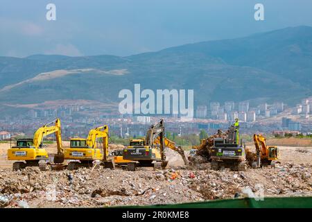 Escavatori sul mucchio di macerie a Malatya dopo i grandi terremoti. Malatya Turkiye - 4.24.2023 Foto Stock