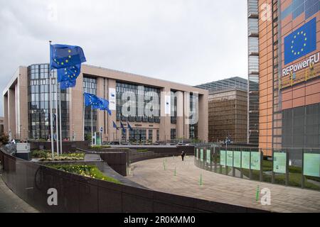 Justus Lipsius edificio del Consiglio dell'Unione europea e bandiere UE di fronte al Berlaymont edificio, sede della Commissione europea, in Rue Foto Stock