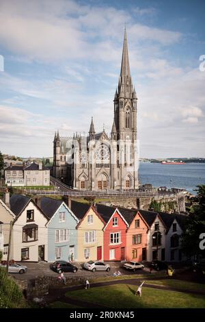 Cobh Cathedral, Deck of Cards houses (case colorate e ripide a West View Street), Cobh, County Cork, Irlanda, Europa Foto Stock