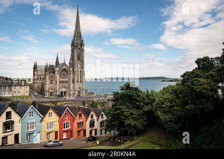 Cobh Cathedral, Deck of Cards houses (case colorate e ripide a West View Street), Cobh, County Cork, Irlanda, Europa Foto Stock