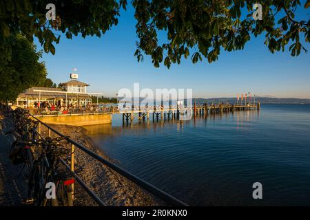 Persone sul molo al tramonto, sbarco nave, Kressbronn, Lago di Costanza, Baden-Württemberg, Germania Foto Stock
