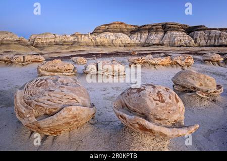 Uova di roccia striate con arenaria all'alba, Bisti Badlands, De-Nah-Zin Wilderness Area, New Mexico, USA Foto Stock