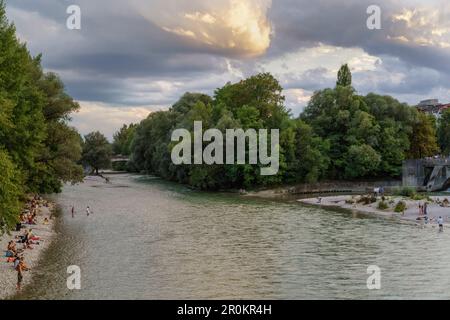 Vista sulle rive della ghiaia al Muffathalle da Kabelsteg in direzione Ludwigsbruecke, i visitatori si godono la serata lungo il fiume Isar, Monaco, Up Foto Stock