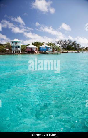 EXUMA, Bahamas. Vista di case lungo la riva su Staniel Cay. Foto Stock