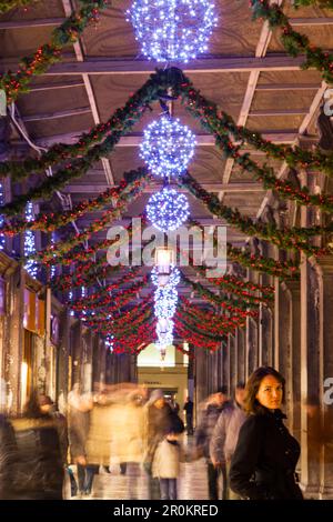 L'Italia, Venezia. Le decorazioni di Natale si blocca lungo le affollate Procuratie Nuove in Piazza San Marco. Foto Stock