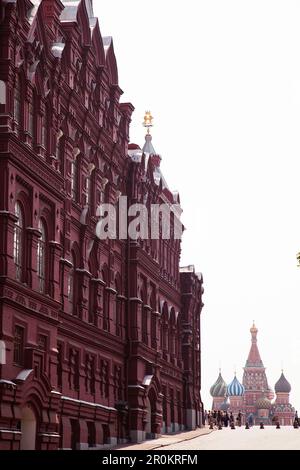 RUSSIA, MOSCA. Vista del museo storico statale, la Piazza Rossa e la Cattedrale di San Basilio. Foto Stock