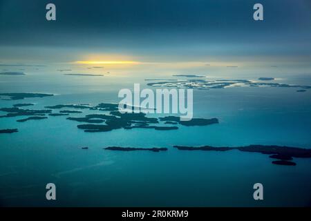 BELIZE, Punta Gorda, Toledo, Belcampo Belize Lodge e Jungle Farm, ariel vedute della fresca acqua blu del Belize Foto Stock