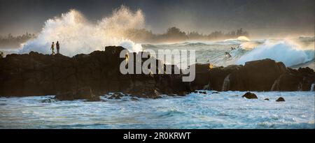 HAWAII, Oahu, North Shore, naviga in acqua al punto esterno della Waimea Bay visto dal Pupukea Beach Park Foto Stock