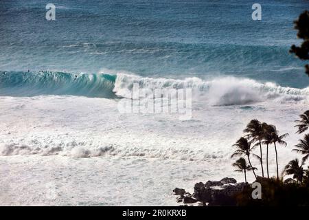 HAWAII, Oahu, North Shore, onde che si infrangono a Waimea Bay sulla North Shore Foto Stock