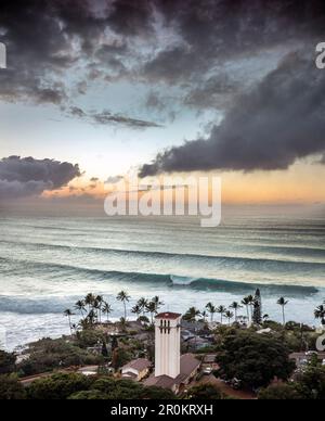 HAWAII, Oahu, North Shore, Eddie Aikau, 2016, Grande rigonfiamento visto da sopra Waimea Bay al tramonto Foto Stock