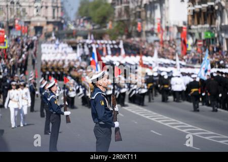 Vladivostok. 9th maggio, 2023. Questa foto scattata il 9 maggio 2023 mostra la parata militare che segna il 78th° anniversario della vittoria sovietica nella Grande Guerra Patriottica, termine della Russia per la seconda Guerra Mondiale a Vladivostok, Russia. Credit: Guo Feizhou/Xinhua/Alamy Live News Foto Stock