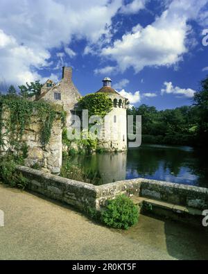 SCOTNEY OLD CASTLE GARDEN LAMBERHURST KENT INGHILTERRA REGNO UNITO Foto Stock