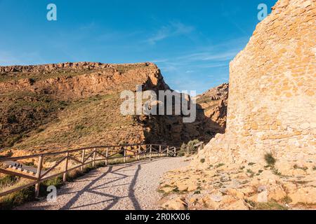 Parco Naturale Sierra Helada, Benidorm, Spagna. Paesaggio della costa mediterranea con scogliere di montagne e la torre di avvistamento Les Caletes, conosciuta anche come Foto Stock