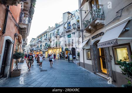 Centro storico e vie dello shopping di Taormina, Sicilia, Italia del Sud, Italia Foto Stock