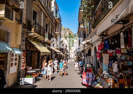 Centro storico e vie dello shopping di Taormina, Sicilia, Italia del Sud, Italia Foto Stock