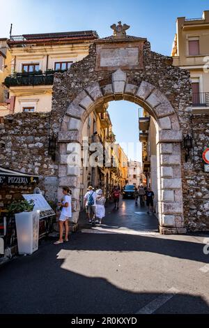 Porta Messina fino al centro storico e alle vie commerciali di Taormina, Sicilia, Italia meridionale, Italia Foto Stock