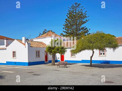 Casa bianca con porta rossa al centro di Porto Covo, quartiere Setubal, Alentejo, Portogallo, Europa Foto Stock