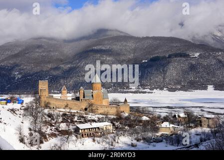 Chiesa del Castello Ananuri su vecchia strada militare nel grande Caucaso, Georgia Foto Stock