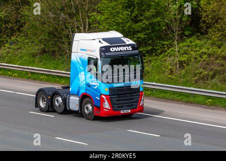 OWENS (SERVIZI STRADALI) LIMITATI. Soluzioni per il trasporto stradale 2021 Volvo FH Tractor Unit, Diesel 12777 cc viaggiando sull'autostrada M61 UK Foto Stock