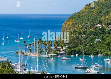 Marigot Bay con yacht a vela, Castries, St Lucia, Caraibi, Indie Occidentali Foto Stock