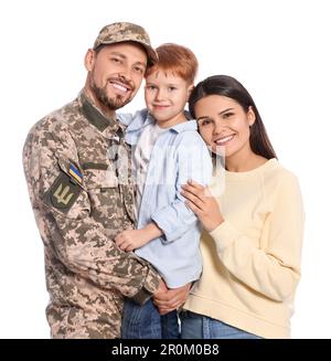 Difensore ucraino in uniforme militare e la sua famiglia su sfondo bianco Foto Stock