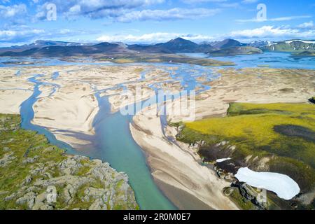 Fotografia aerea delle montagne e dei laghi di Landmannalaugar in Islanda, Europa Foto Stock
