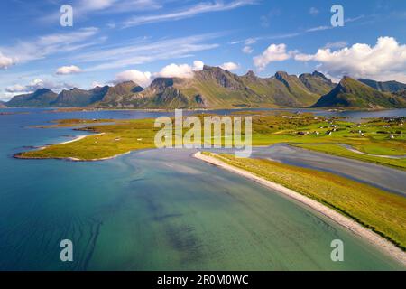 Fotografia aerea dell'isola di Moskenesoya con Sandbotnen, Yttersand, Fredvang a Lofoten, Norvegia, Europa Foto Stock