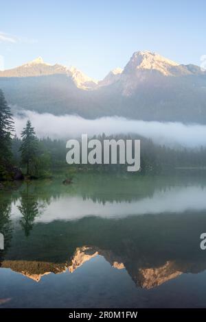 Lago di Hintersee nella nebbia mattutina, Baviera, Germania, Europa Foto Stock