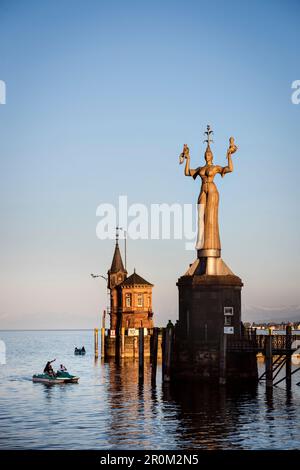 Pedalò presso la statua Imperia al porto di Costanza, Lago di Costanza, Baden-Wuerttemberg, Germania Foto Stock