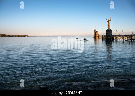 Pedalò presso la statua Imperia al porto di Costanza, Lago di Costanza, Baden-Wuerttemberg, Germania Foto Stock