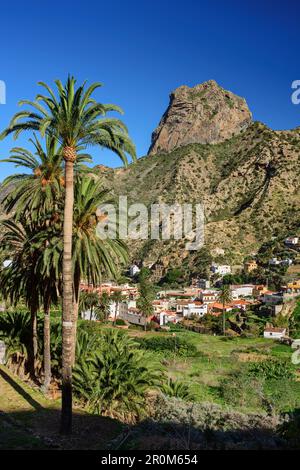 Case e giardini di palma di Vallehermoso con Roque Cano, la Gomera, Isole Canarie, Canarie, Spagna Foto Stock