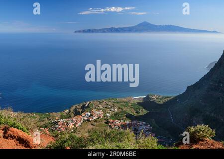 Vista al villaggio di Agulo e tenero con Teide, patrimonio dell'umanità dell'UNESCO Teide, da Mirador de Abrante, la Gomera, Isole Canarie, Canarie, Spagna Foto Stock