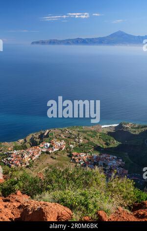 Vista al villaggio di Agulo e tenero con Teide, patrimonio dell'umanità dell'UNESCO Teide, da Mirador de Abrante, la Gomera, Isole Canarie, Canarie, Spagna Foto Stock