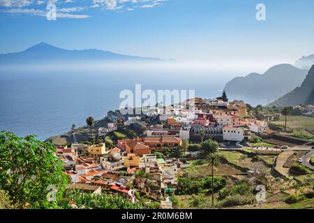 Villaggio di Agulo con vista verso tenero con Teide sullo sfondo, patrimonio dell'umanità dell'UNESCO Teide, da Agulo, la Gomera, Isole Canarie, Canarie, S Foto Stock