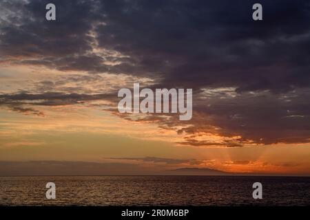 L'atmosfera delle nuvole sopra l'Oceano Atlantico con l'isola El Hierro, da Valle Gran Rey, la Gomera, Isole Canarie, Canarie, Spagna Foto Stock