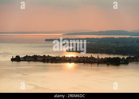 Vista su Lindau e sul lago di Costanza dal monte Pfaender al tramonto, Bregenz, Vorarlberg, Austria Foto Stock