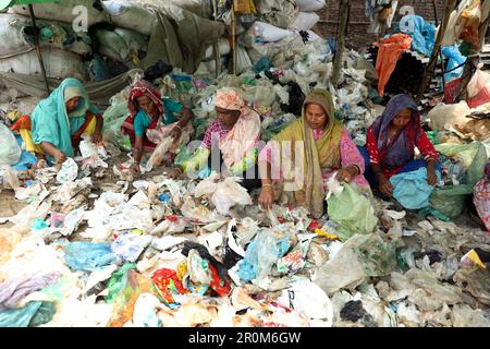 Dhaka, Bangladesh. 06th maggio, 2023. Le lavoratrici raccolgono borse di politene nel fiume Buriganga a Dhaka, Bangladesh il 07 maggio 2023. I lavoratori di Kamrangirchar raccolgono e separano i sacchetti monouso da riutilizzare in una fabbrica di politene. Foto di Habib Rahman/ABACAPRESS.COM Credit: Abaca Press/Alamy Live News Foto Stock