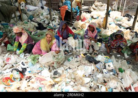 Dhaka, Bangladesh. 06th maggio, 2023. Le lavoratrici raccolgono borse di politene nel fiume Buriganga a Dhaka, Bangladesh il 07 maggio 2023. I lavoratori di Kamrangirchar raccolgono e separano i sacchetti monouso da riutilizzare in una fabbrica di politene. Foto di Habib Rahman/ABACAPRESS.COM Credit: Abaca Press/Alamy Live News Foto Stock