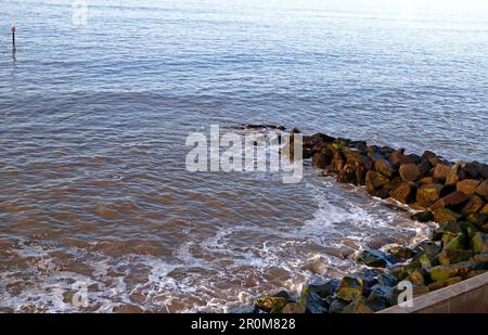 Un frangiflutti costruito di rocce importate per lavori di difesa marittima sulla costa nord del Norfolk a Sheringham, Norfolk, Inghilterra, Regno Unito. Foto Stock