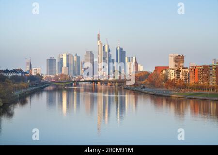 Vista sul fiume meno fino ai grattacieli del quartiere bancario, Francoforte sul meno, Assia Foto Stock