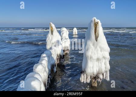 Palafitte ghiacciate nel Mar Baltico sulla spiaggia, Juliusruh, penisola di Wittow, isola di Rügen, Meclemburgo-Vorpommern, Germania settentrionale Foto Stock